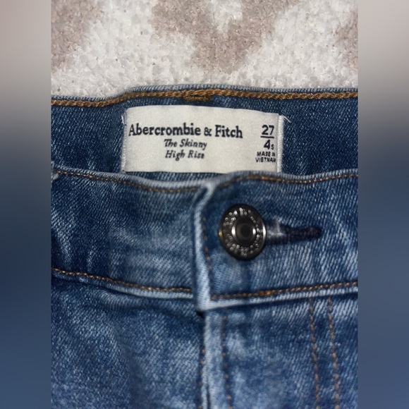 NWOT Abercrombie & Fitch The Skinny High Rise Jean Women’s Size 27 / 4 S Short - Picture 3 of 14